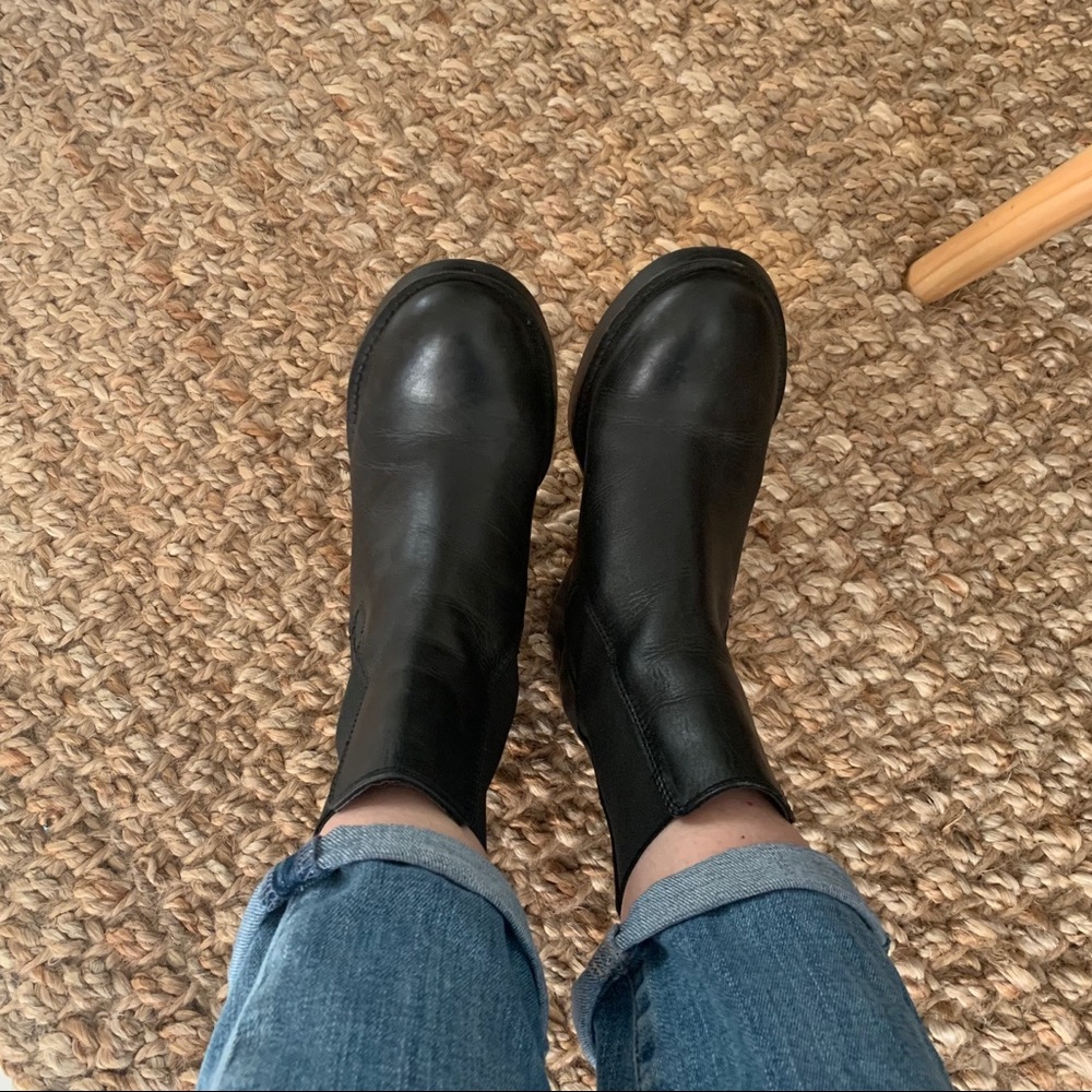 Black leather Chelsea boots